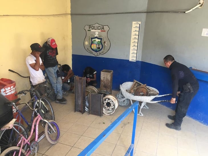 Una mujer y tres hombres roban fierro de Ferromex en Monclova