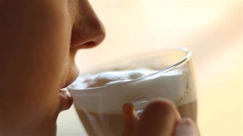 ¿Tomar café disminuye el riesgo de contraer coronavirus?