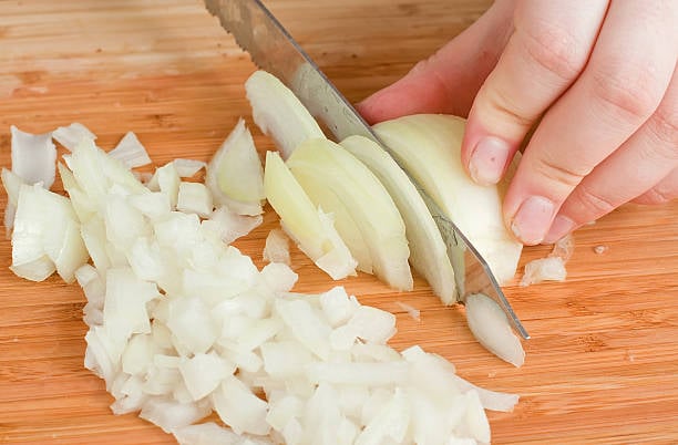 ¿Cómo cortar una cebolla sin morir en el intento? ... tips para ser un máster en la cocina