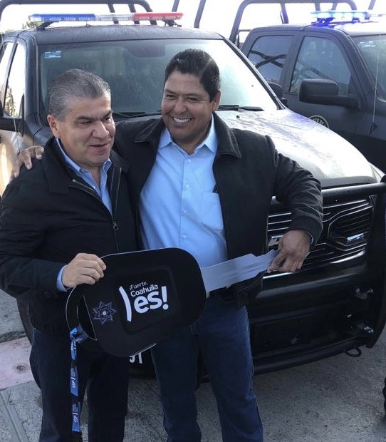 Gobernador Miguel Riquelme entrega a Beto Villarreal dos patrullas