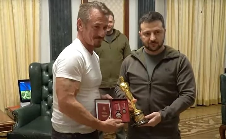 Sean Penn regala su Óscar a Volodimir Zelensky