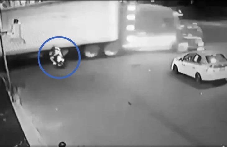 VIDEO: '¡Por qué los dejaste salir!', menores en moto chocan contra tráiler y mueren atropellados