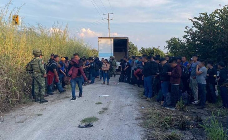 Rescatan a 82 migrantes que viajaban en caja de tráiler en Chiapas