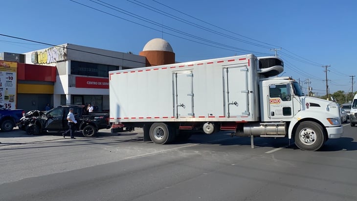 Apresurado conductor estrella su camioneta contra camión de carga