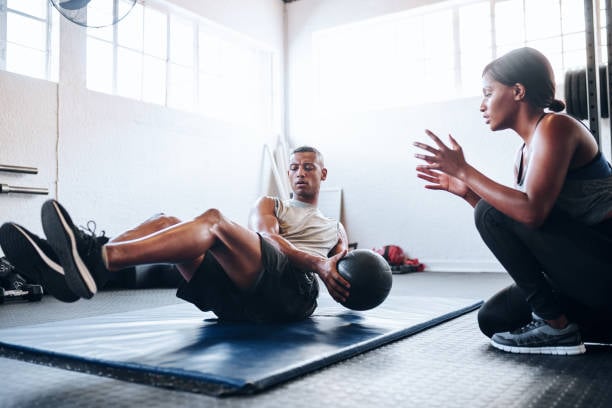 Estos ejercicios ayudan a mejorar la rutina de abdominales en el gimnasio