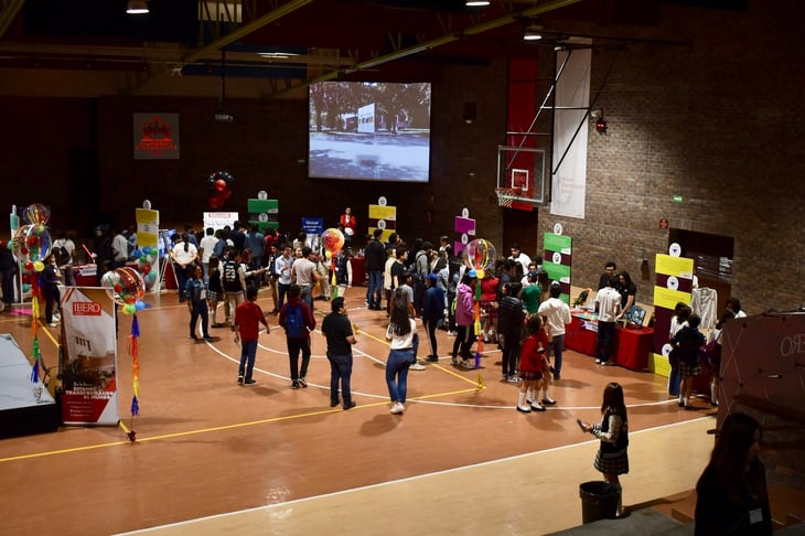 Más de 370 estudiantes de preparatoria viven el 'Día Demo' en la Ibero 