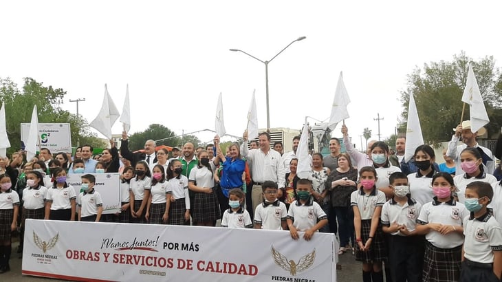 Enrique Falcón inicia con banderazo de obras de pavimentación