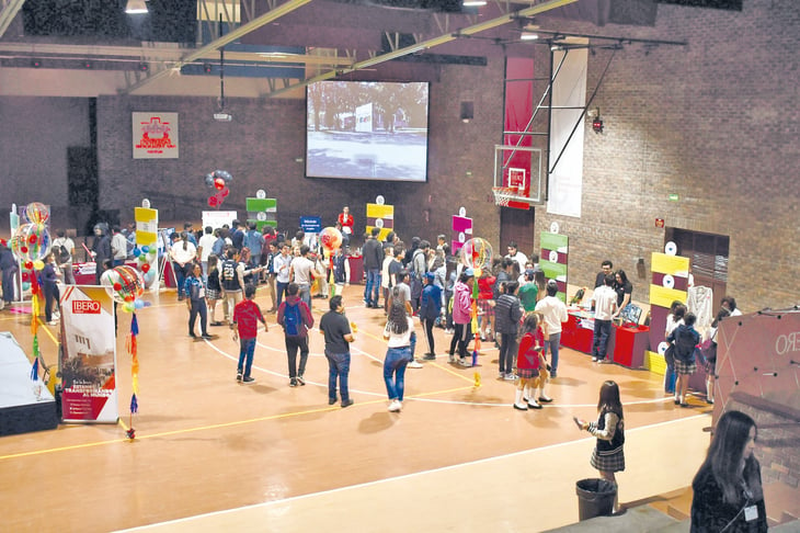 Más de 370 estudiantes de preparatoria viven el 'Día Demo' en la Ibero Torreón