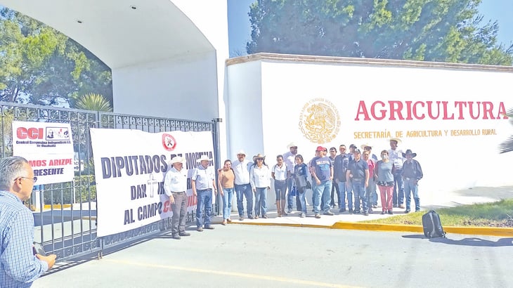 Ejidatarios de Saltillo toman las oficinas de la Secretaría de Agricultura 