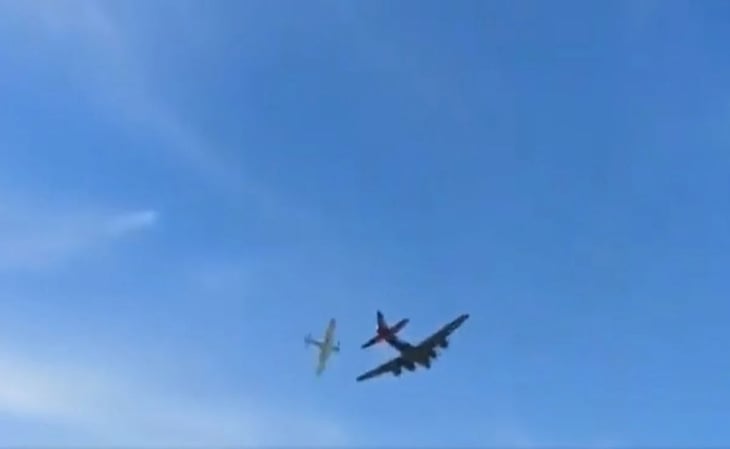 Chocan un bombardero y una avioneta en exhibición aérea en Dallas