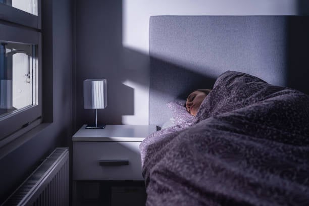 Dormir sobre el lado derecho es mejor para la salud del cerebro