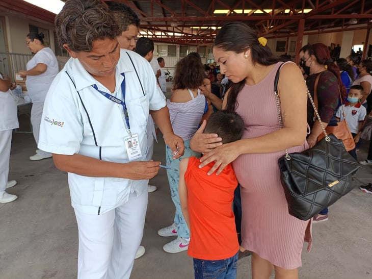 Niños faltan a clases por asistir a la vacunación de COVID-19 en Monclova
