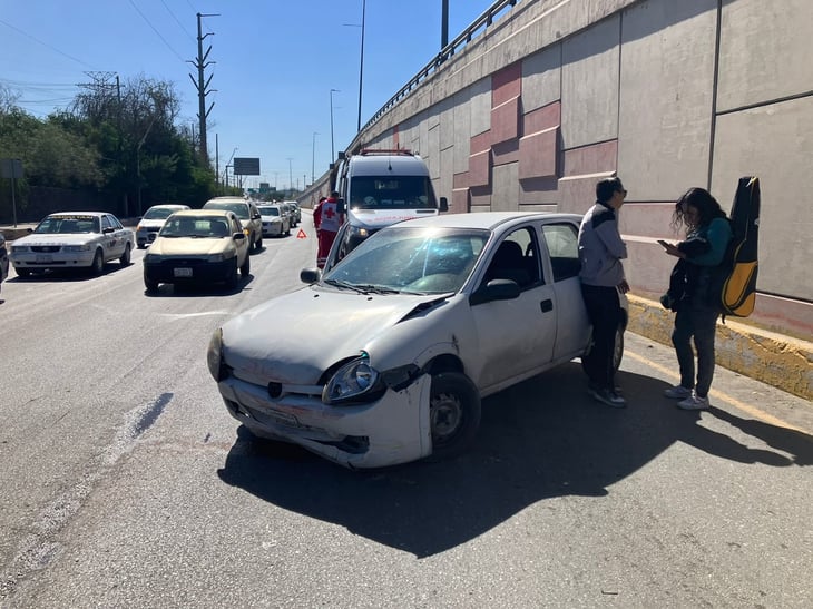 Auto donde viajaba familia choca contra puente en Monclova