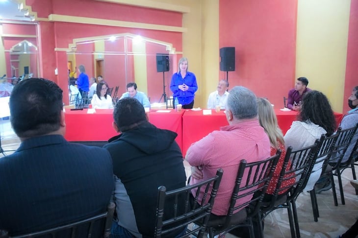 Alcaldesa de Piedras Negras expone obras y actividades realizadas a líderes cristianos