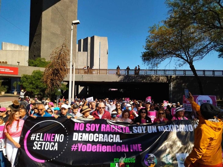 Marchan 25 mil personas en defensa del INE en Nuevo León 