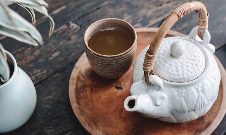 Conoce los relajantes beneficios de una taza de té de tila