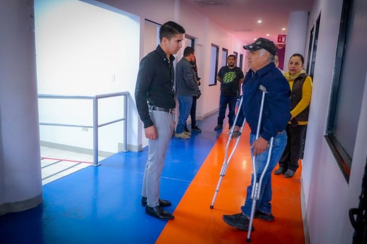 DIF entrega prótesis de pierna a persona discapacitada