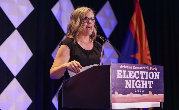 La demócrata Katie Hobbs gana en Arizona y será gobernadora, proyectan medios