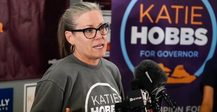 Demócrata Katie Hobbs gana la gubernatura de Arizona
