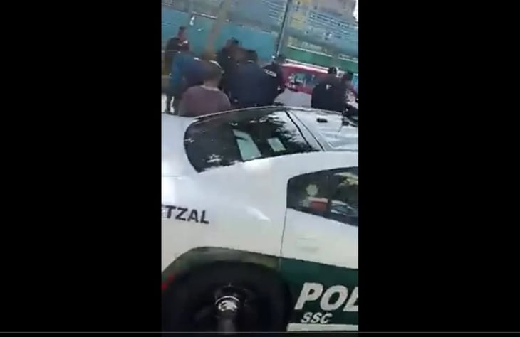 VIDEO: Taxista embiste a varios policías y huye en Iztapalapa