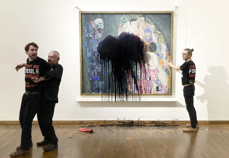 Arrojan petróleo a obra de Gustav Klimt, pero no sufre daños