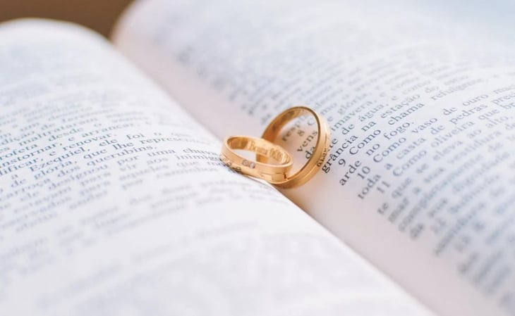 Mujer se desmaya tras propuesta de matrimonio, se vuelve viral