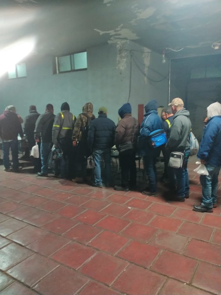 Obreros de planta 1 de AHMSA en Monclova votan a puerta de factoria