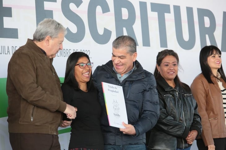 Riquelme Solís entrega a 470 familias escrituras en Saltillo