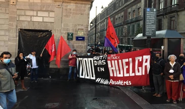Trabajadores de Notimex protestan frente a Palacio Nacional; piden intervención de AMLO en huelga