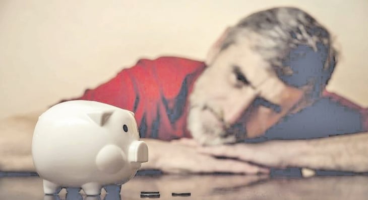 Los abuelos ahorran 'bajo el  colchón' no confían en bancos