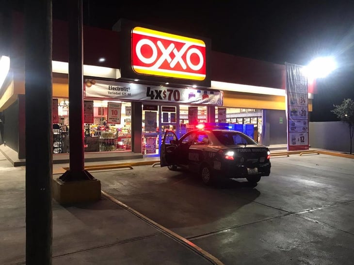 Delincuente con pistola en mano asalta Oxxo de la Guadalupe