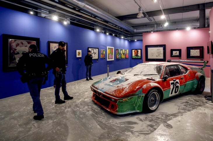 Activistas cubren con harina obra de Andy Warhol en Milán