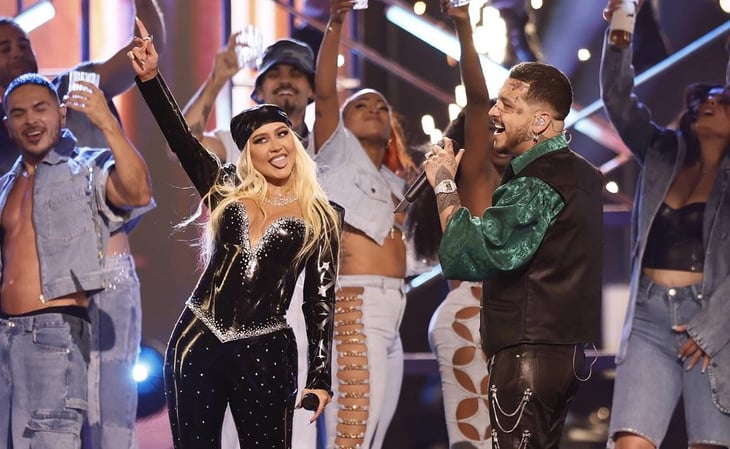 Christina Aguilera fascina al cantar en español con Nodal, pero le reclaman por agradecer en inglés