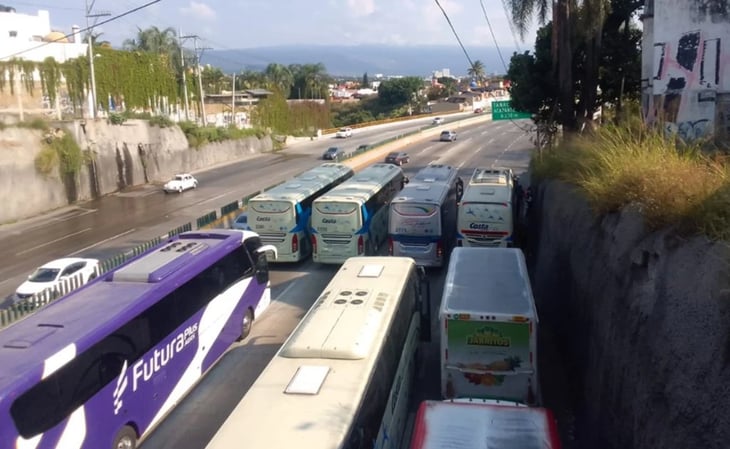 Registran fila kilométrica en Paso Exprés de Cuernavaca por bloqueo