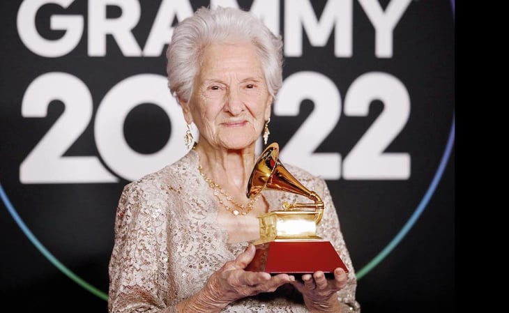Ella es Ángela Álvarez, la abuela que a los 95 años ganó un Latin Grammy