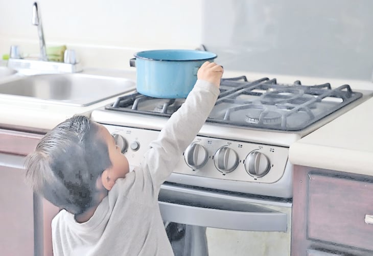 Niños en riesgo de quemaduras por descuidos al calentar agua
