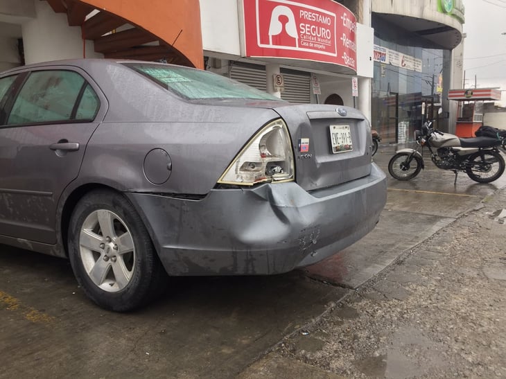 Motociclista se estrella contra auto en la colonia Obrera Norte 