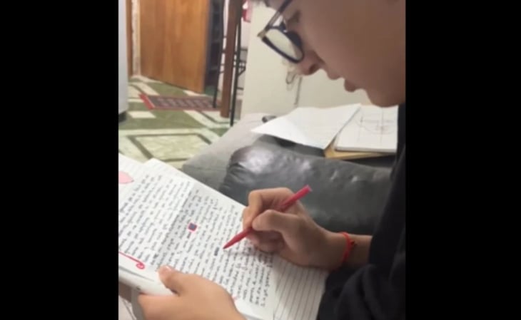 Video. Joven le escribe carta de amor a su novio y él corrige las faltas de ortografía