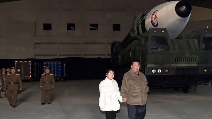 Kim Jong-un 'presenta' a su hija en el lanzamiento de un misil balístico en Corea del Norte