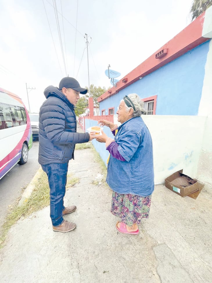 Hugo Lozano y  DIF San Buenaventura llevan chocolate  caliente a los abuelitos 