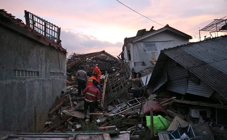 Al menos 56 muertos por sismo magnitud 5.6 en Indonesia