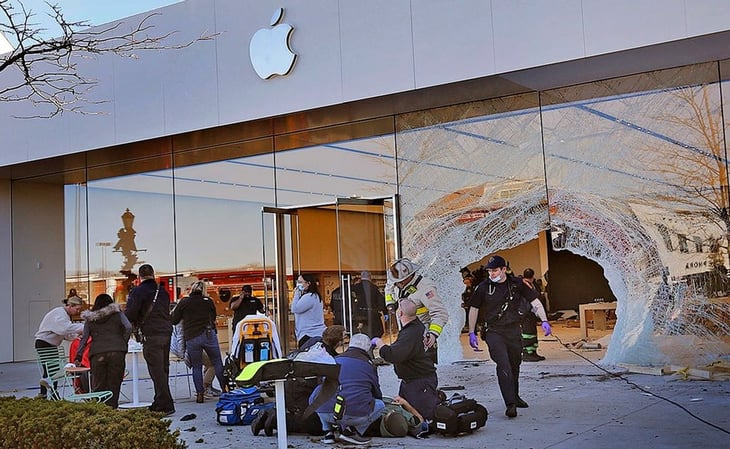 Camioneta se estrella contra tienda de Apple en EU; hay al menos un muerto