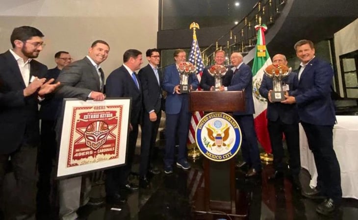México y EU celebran relación bilateral con trofeos conmemorativos de la NFL