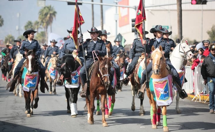 Pese al frío, miles asisten al desfile por el 112 aniversario de la Revolución Mexicana en Coahuila