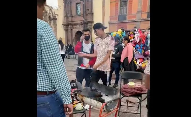 VIDEO: Arman la carnita asada en la Plaza Fundadores de SLP para ver partido México VS Polonia