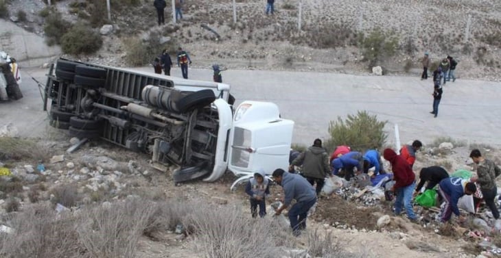 Vuelca tráiler cargado de cerveza en autopista Monterrey-Saltillo; se desata rapiña