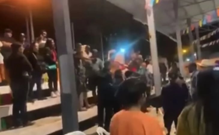 Frente a policías municipales, hombres armados inician riña durante una fiesta en BCS