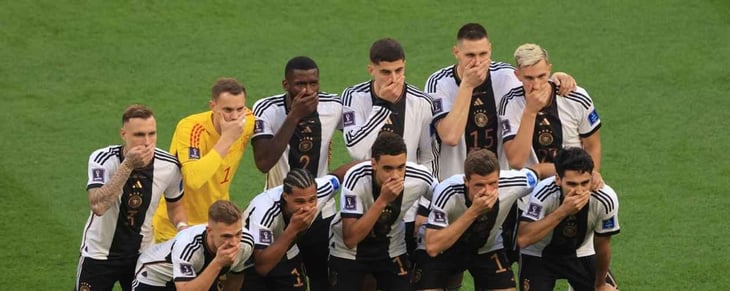 Jugadores de Alemania protestan contra FIFA tapándose la boca antes de su partido ante Japón