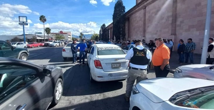 Choferes de aplicación y taxistas de Saltillo a punto de irse a golpes frente a Congreso del Estado