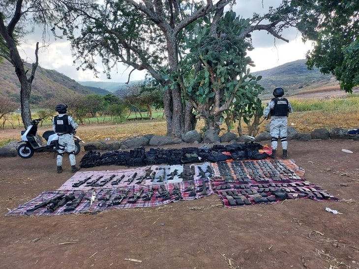 Guardia Nacional detiene a dos personas y asegura armamento en Michoacán